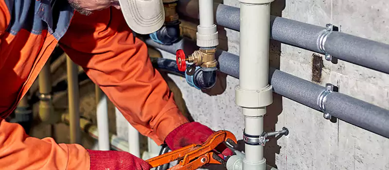 توصيل مواسير الصرف